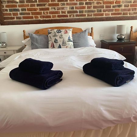 Ye Olde White Harte Hotel Burnham-on-Crouch Номер фото